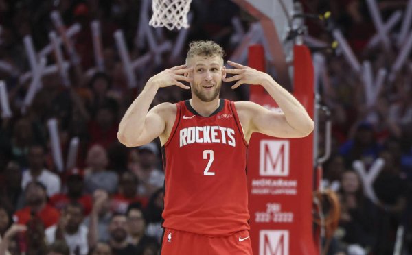 Rockets 2 cho 1 để khóa câu đố vô địch!