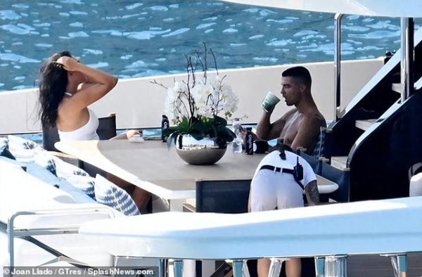 Ronaldo đưa Georgina tận hưởng thời gian du thuyền, nhưng đã không tham dự đám tang của đồng đội vì 