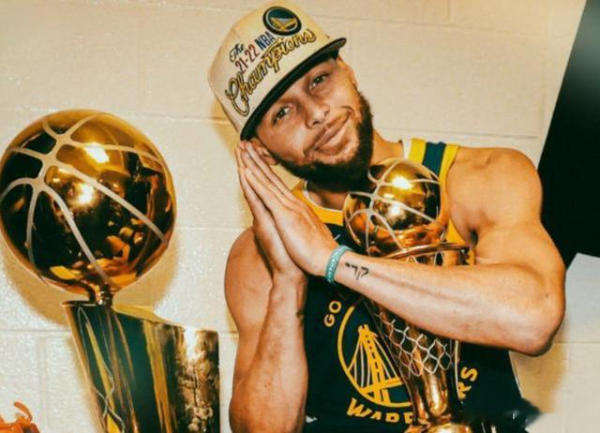 Con dê cuối cùng của NBA 90 đến hiện tại: Ai đã định nghĩa thời gian?