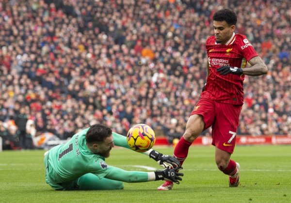 Phóng viên: Diaz đã chơi 50 trận cho Liverpool mùa trước, và anh ấy không nghĩ mình xứng đáng được b